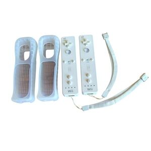 2 x Official Nintendo Wii Remote  [OEM] [WHITE] with silicone covers